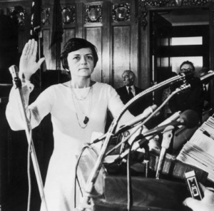 Image description: A black-and-white photo of Shirley Abrahamson raising her right hand, presumably being sworn in as a Wisconsin Supreme Court Justice.